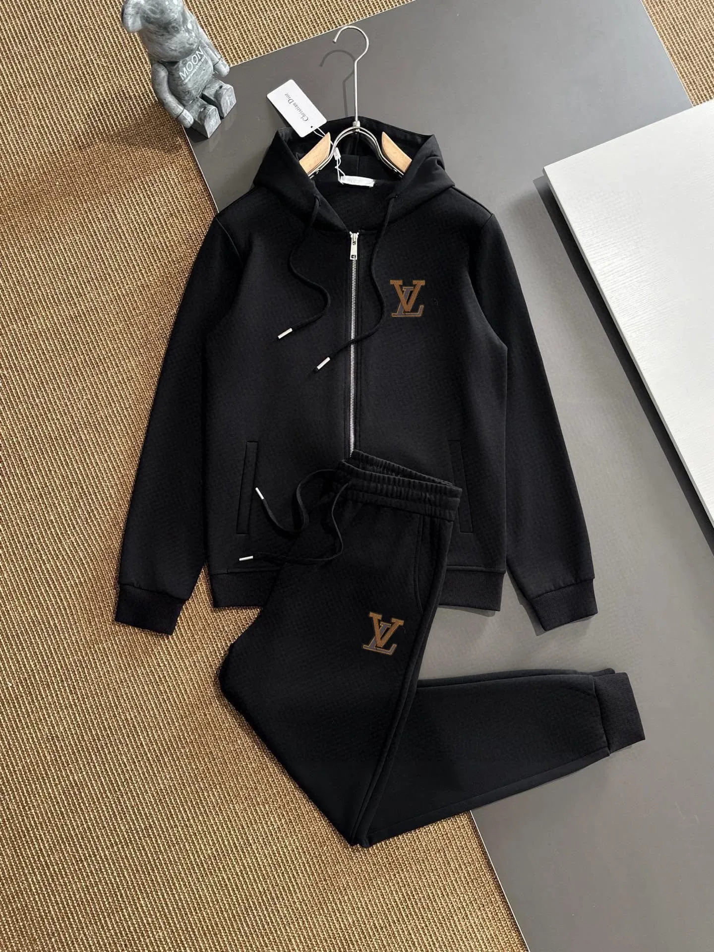 🅿️420 direct batch [LV Louis Vuitton] (Fat Man Gospel) hot-selling suit is coming. Focus on the original version of the official website. 2025 new hot-selling cardigan and sweatshirt suit. The original order is the best. 🇭🇰The meticulous work of top designers. Just for a fitting and perfect upper body effect. 100% natural high-quality Roman cotton, close-fitting comfort, noble and elegant! Original hardware embodies elegance and nobility! Counter size: M-5XL (maximum wear up to 220 pounds)